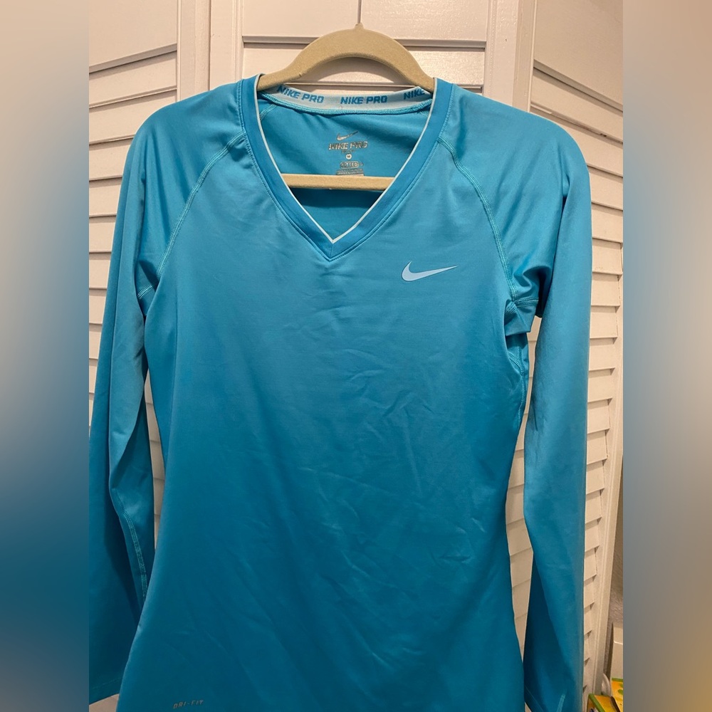 NIKE PRO Women’s Dri-Fit “V-neck Long Sleeve Fitted Shirt Size Medium Blue EUC
